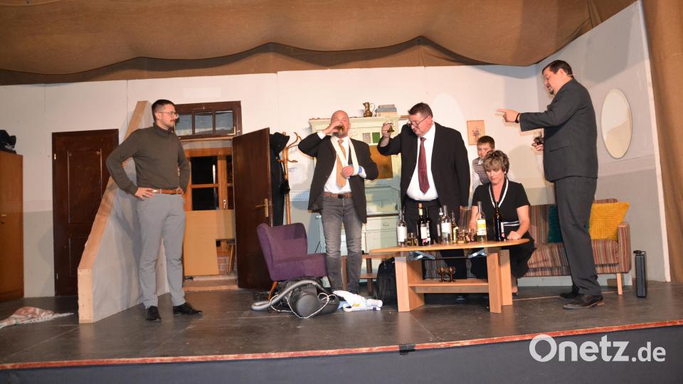Die Weinprobe zeigt Wirkung und das Verkaufsgespräch wird zu einer feucht-fröhlichen Feier. Bild: Peter Garreiss