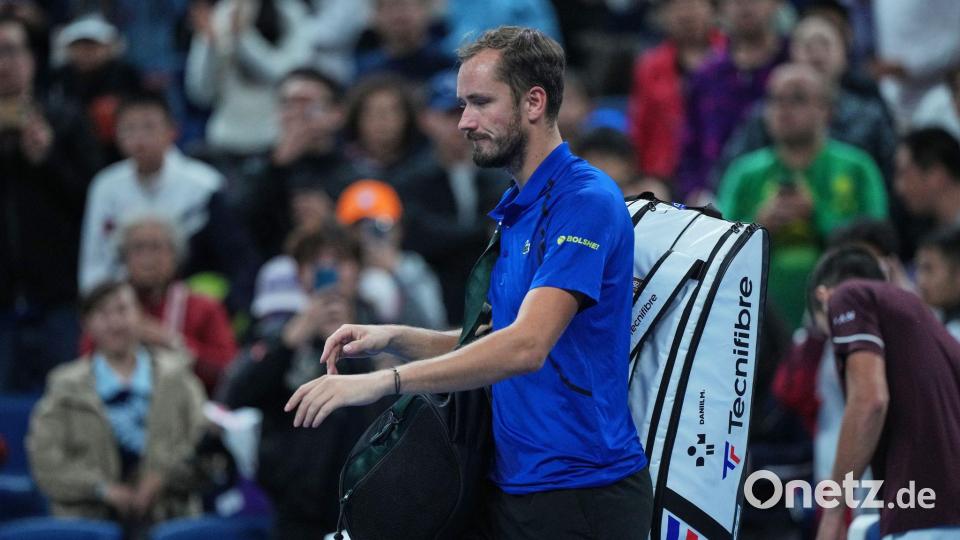 Daniil Medwedew verlässt den Platz, nachdem er disqualifiziert wurde. Bild: Achmad Ibrahim/AP/dpa