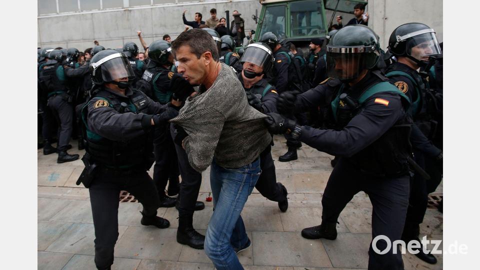 Am Tag des illegalen Unabhängigkeitsreferendums in Katalonien 2017 ging die spanische Polizei gewaltsam gegen Wähler vor. (Archivbild) Bild: picture alliance / Francisco Seco/AP/dpa
