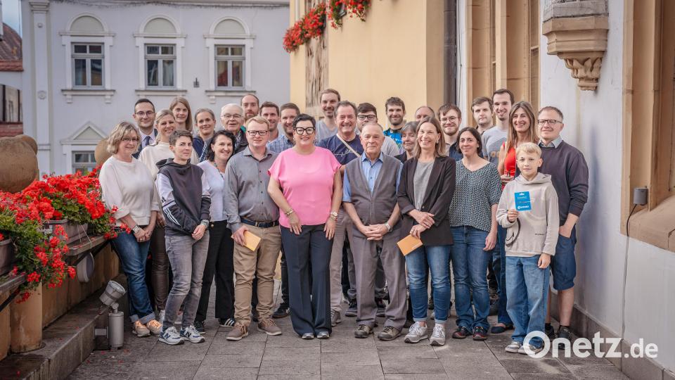 Zweite Bürgermeisterin Birgit Fruth (vorne, Fünfte von links) im Kreis der Gewinner und Sponsoren des Amberger Stadtradelns. Bild: Michael Golinski