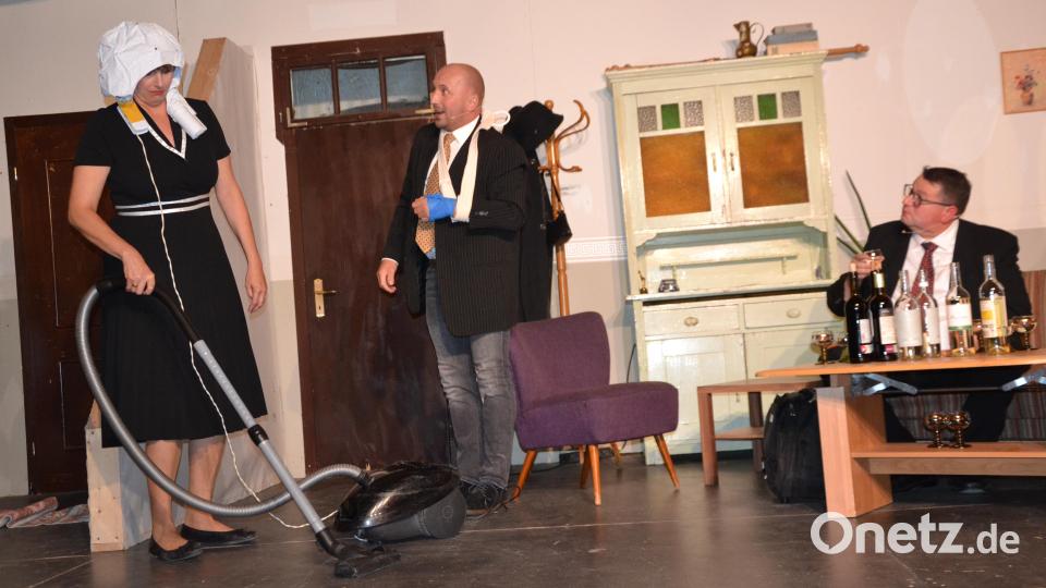 "Der Verkäufer" will auch einen Staubsauger an die Frau bringen. Bild: Peter Garreiss