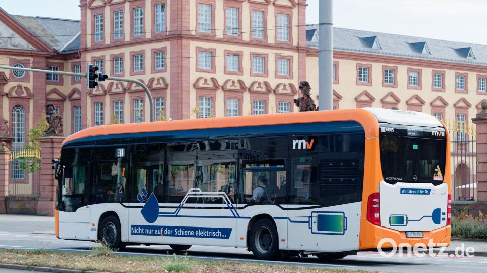 Mannheim zählt mit Freiburg und Karlsruhe zu den Spitzenreitern bei der Umstellung auf batteriebetriebene Elektrobusse. (Archivbild) Bild: Uwe Anspach/dpa