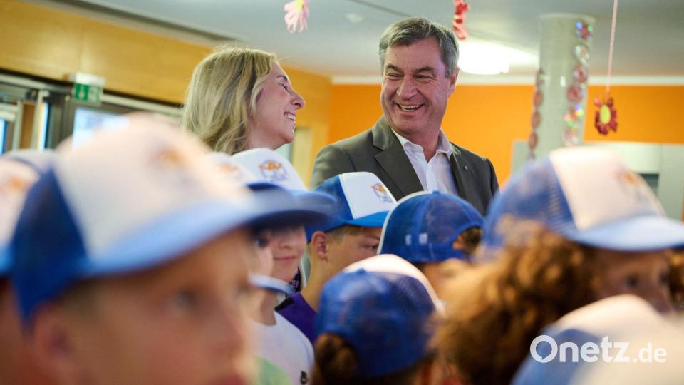 Grundschulkinder geben unter anderem Ministerpräsident Söder (CSU) Einblicke in ihren Schulalltag. Bild: Peter Kneffel/dpa