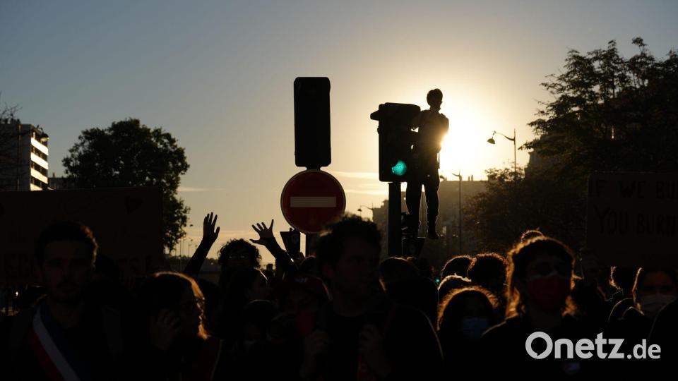 Schüler versammeln sich in Paris auf der Straße vor einer Demonstration gegen unterfinanzierte Schulen. Bild: Aurelien Morissard/AP/dpa