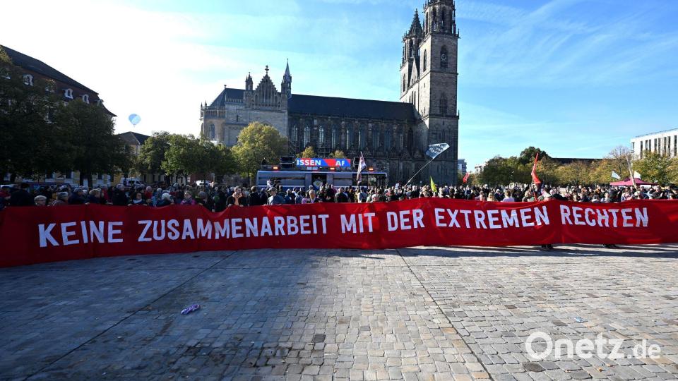 Demonstranten protestieren mit einem Banner mit der Aufschrift "Keine Zusammenarbeit mit der extremen Rechten" vor der konstituierenden Sitzung des Landtags von Sachsen-Anhalt. Bild: Hendrik Schmidt/dpa