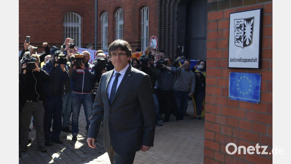 2018 wurde Puigdemont wegen eines spanischen Haftbefehls kurzzeitig in Schleswig-Holstein festgenommen. Nach 13 Tagen konnte er damals die Justizvollzugsanstalt in Neumünster wieder verlassen. (Archivbild) Bild: Axel Heimken/dpa
