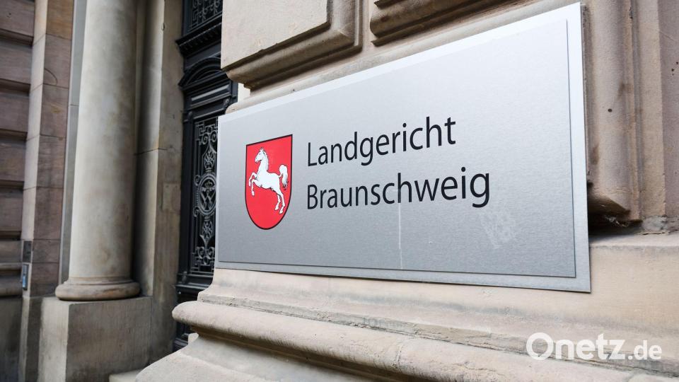 Im Prozess ging es um zusätzliches Schmerzensgeld für Angehörige der Opfer nach dem Absturz. Bild: Julian Stratenschulte/dpa