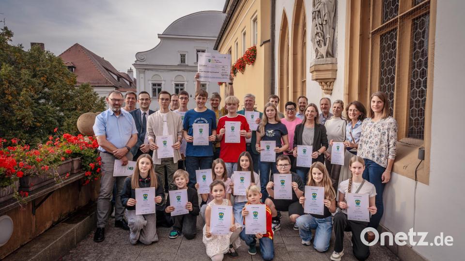 Zweite Bürgermeisterin Birgit Fruth (dritte Reihe, Siebte von rechts) im Kreis der Gewinner des Amberger Schulradelns. Bild: Michael Golinski, Stadt Amberg
