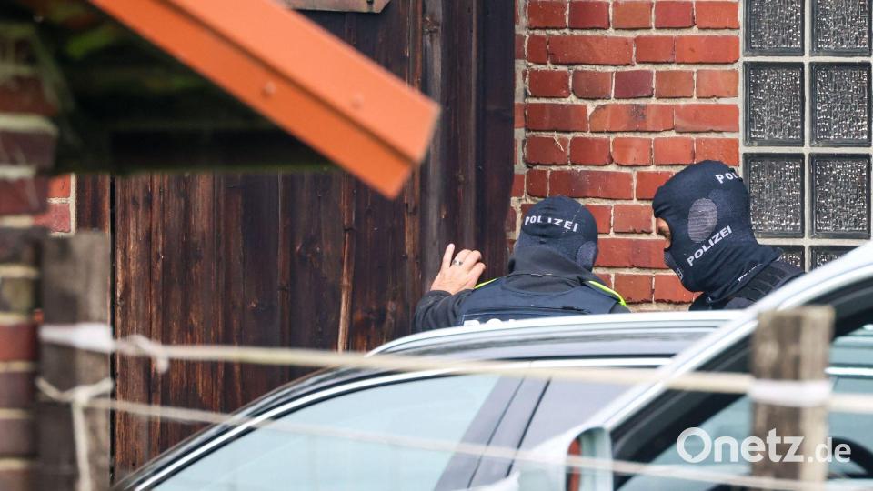 Die Polizei durchsucht das Grundstück von Ex-BND-Präsident August Hanning in Nordrhein-Westfalen. Bild: Christoph Reichwein/dpa