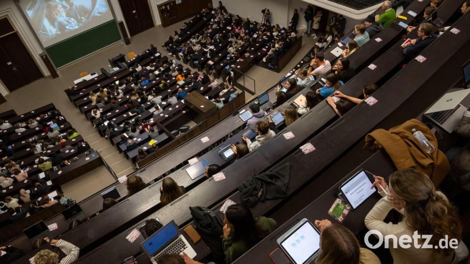 Mehr als 403.000 Studierende starten im Wintersemester 2026/2027 an den Hochschulen im Freistaat. (Archivbild) Bild: Peter Kneffel/dpa
