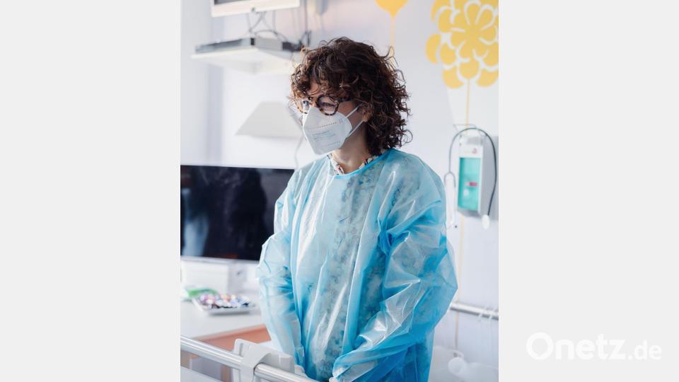 Die französische Nobelpreisträgerin Emmanuelle Charpentier steht in einem Krankenhauszimmer. Bild: Mariia Streltsova/Charité/dpa