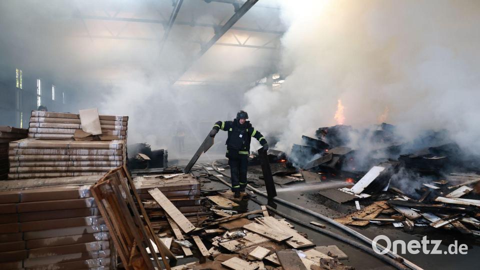 Rettungskräfte löschen in Saporischschja (Ukraine) einen Brand in einer Möbelfabrik, die durch einen russischen Drohnenangriff beschädigt wurde. Bild: Kateryna Klochko/AP/dpa