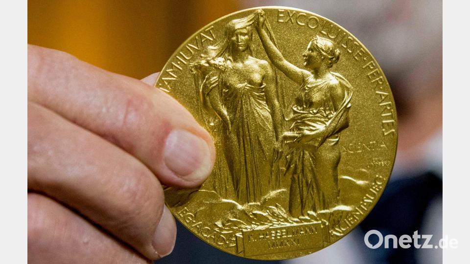 Die Rückseite der Nobel-Medaille für Physik stellt die Natur in Form einer Göttin dar, die aus den Wolken auftaucht und ein Füllhorn hält. (Illustration) Bild: Stefanie Loos/AP-Pool/dpa