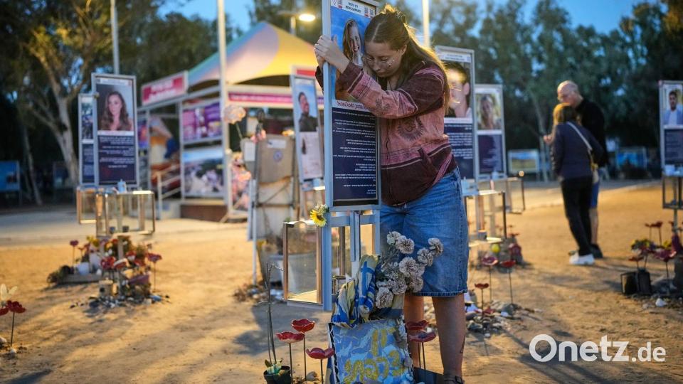 Bei dem Massaker der islamistischen Hamas und anderer extremistischer Gruppierungen in Israel wurden rund 1.200 getötet, darunter viele auf dem Nova-Musikfestival in der Nähe des Kibbuz Reim. Bild: Ohad Zwigenberg/AP/dpa