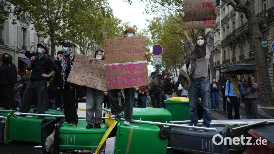 Mitten in Paris errichteten protestierende Studenten Barrikaden. Bild: Thibault Camus/AP/dpa