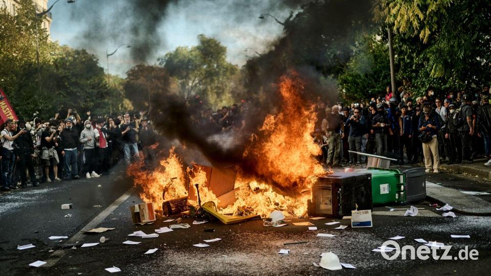 Demonstranten stehen bei Protesten um brennende Mülltonnen. Bild: Antonin Burat/Le Pictorium via ZUMA Press/dpa