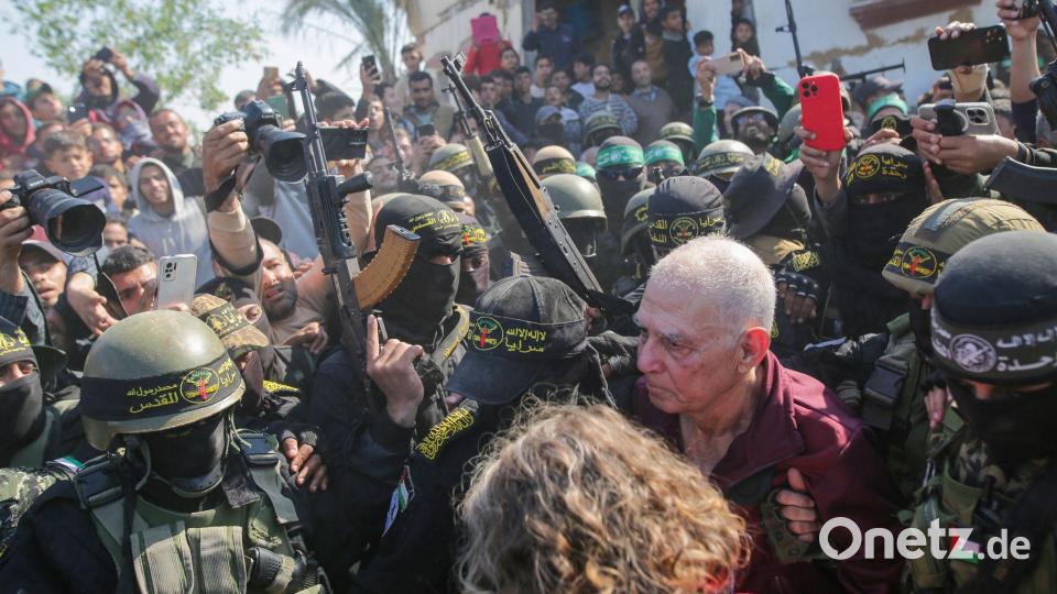 Die Freilassung des Deutsch-Israelis Gadi Moses aus dem Gazastreifen war traumatisch, er musste durch eine dicht gedrängte, laut schreiende Menschenmenge laufen. (Archivbild) Bild: Jehad Alshrafi/AP/dpa