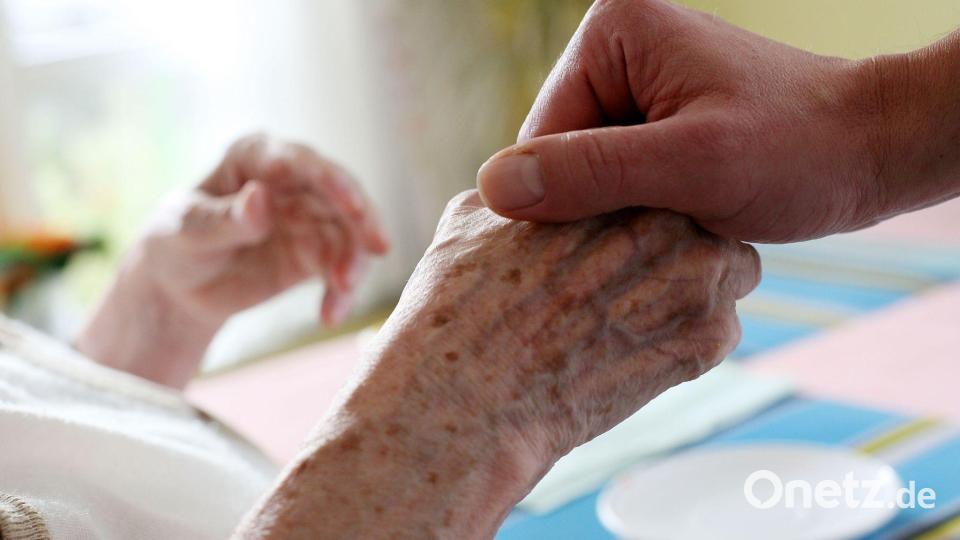 Wenn die helfende Hand zu der eines Täters wird: Auf Hilfe angewiesene Menschen können leichter Opfer von Straftaten werden. (Symbolbild) Bild: Oliver Berg/dpa