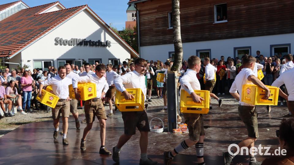 Der Bierkistlplattler der Kirwaburschen. Bild: Christoph Forster