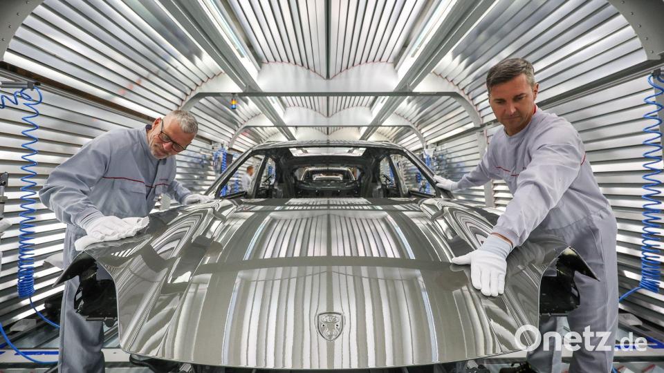Der Sparkurs trifft auch die Fertigung: Porsche will die Personalkosten dort mittelfristig um bis zu 30 Prozent senken. (Archivbild) Bild: Jan Woitas/dpa