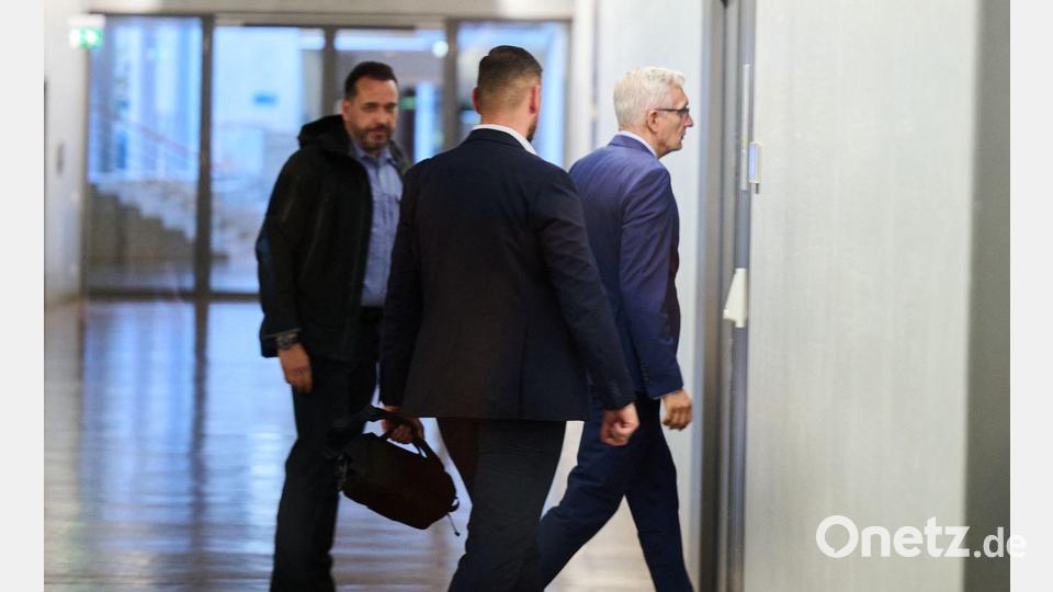 BND-Präsident Martin Jäger trifft zu einer Sitzung des geheim tagenden parlamentarischen Gremiums zur Kontrolle der Geheimdienste im Bundestag ein. Bild: Annette Riedl/dpa