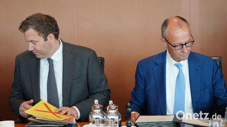 Klingbeil und Merz im Kabinett Bild: Kay Nietfeld/dpa