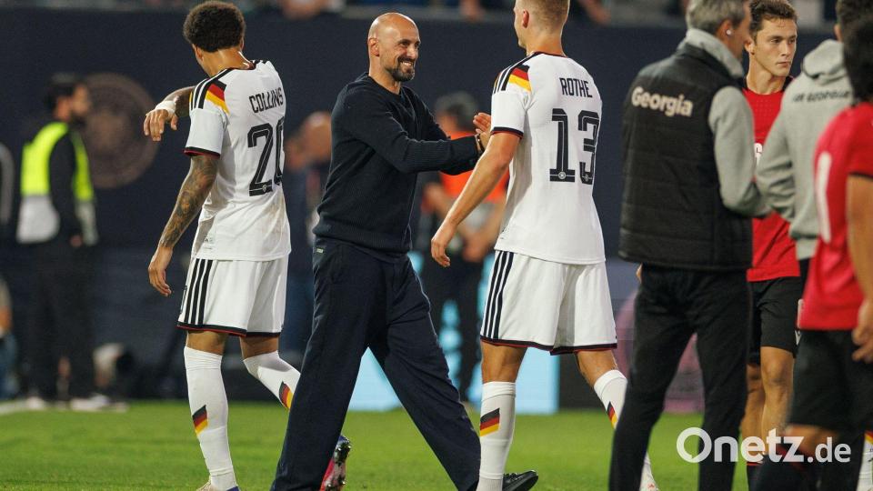 Trainer Antonio Di Salvo gratulierte seinen Spielern zur EM-Qualifikation. Bild: Friso Gentsch/dpa