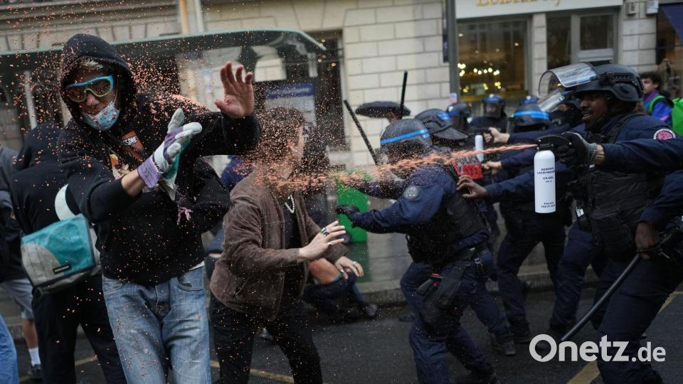 Pfefferspray gegen protestierende Studenten nahe der Sciences Po in Frankreich Bild: Thibault Camus/AP/dpa
