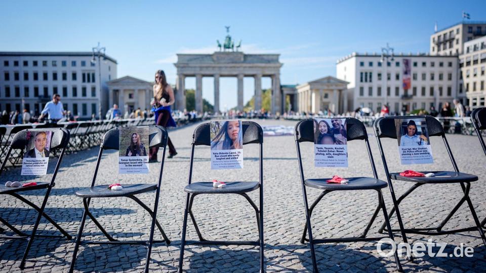 Leere Stühle mit Fotos erinnern am Brandenburger Tor an die Opfer des Hamas-Angriffs Bild: Kay Nietfeld/dpa