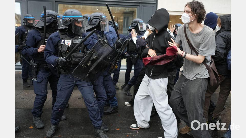 Vor der Pariser Elitehochschule Sciences Po gerieten Studenten und Polizisten aneinander. Bild: Thibault Camus/AP/dpa