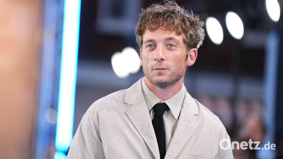 Jeremy Allen White spielt in dem Film einen Journalisten, der unbekannte Details über Facebook ans Licht bringt. Bild: Scott A Garfitt/Invision/AP/dpa