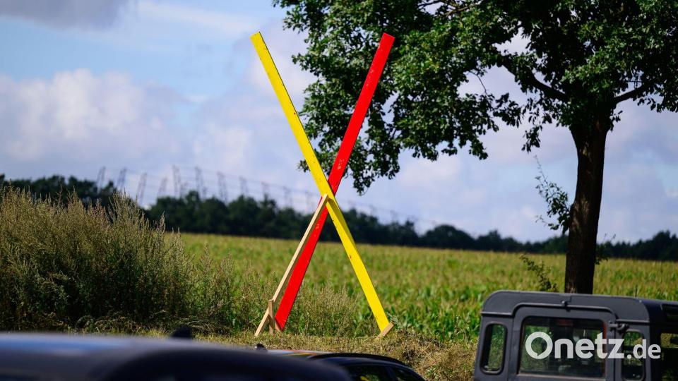 Die Neubaustrecke ist seit Jahren umstritten, auf diesem Hof steht ein Kreuz als Zeichen des Protests. (Archivbild) Bild: Philipp Schulze/dpa