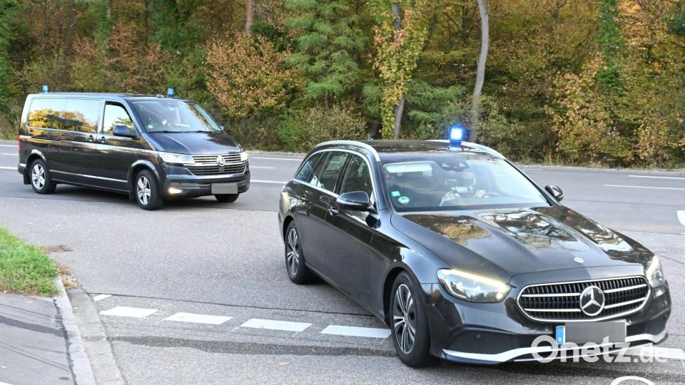 Zivile Polizeifahrzeuge mit Blaulicht fahren auf das Gelände des Bundesgerichtshofes - Ex-BND-Chef Hanning soll Ermittlungsrichter vorgeführt werden Bild: Uli Deck/dpa