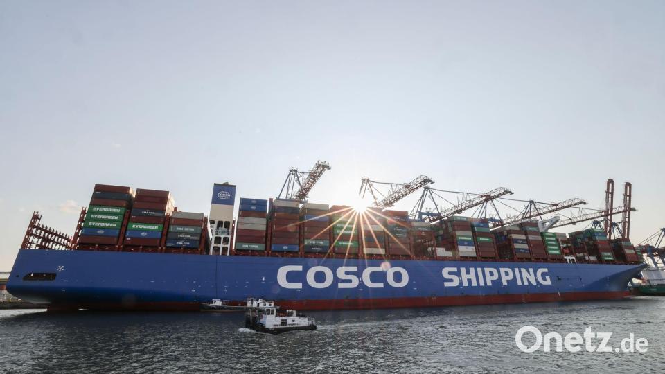Cosco-Containerschiffe laufen regelmäßig Hamburg an. (Archivbild) Bild: Christian Charisius/dpa