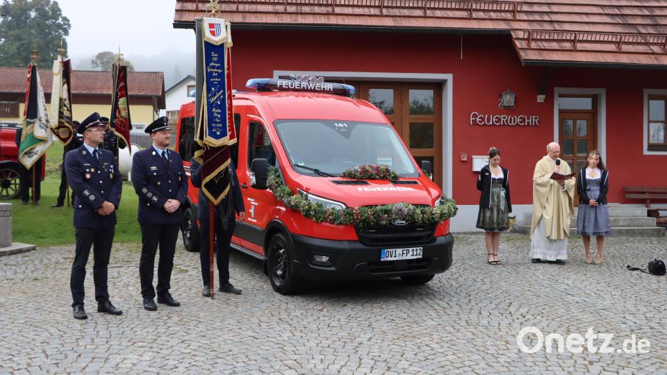 Die Fahrzeugsegnung des neuen Mannschaftstransportwagens der FFW Pertolzhofen. Bild: Lena Laubmann
