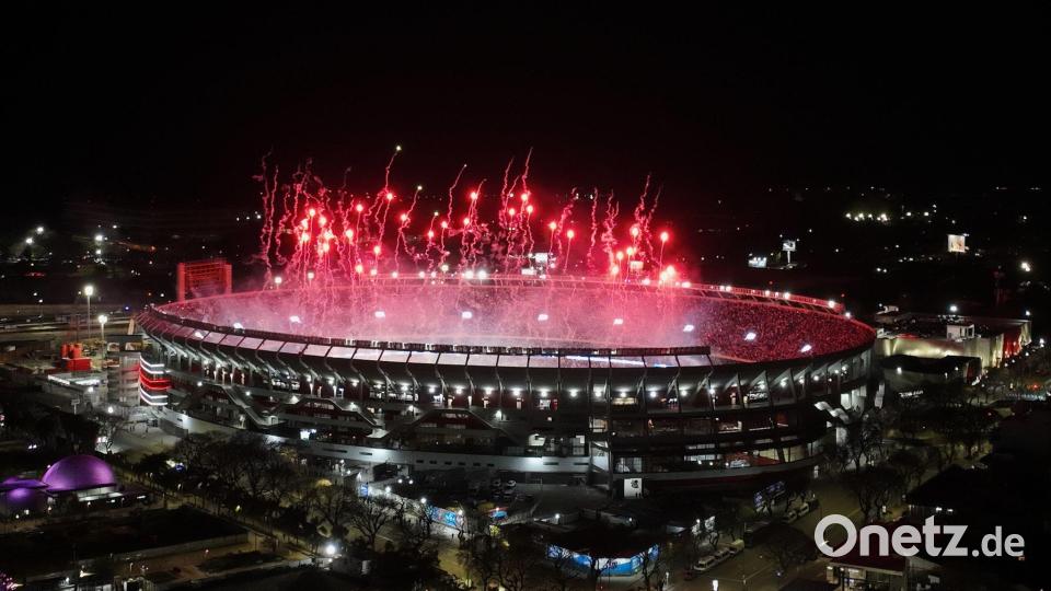Feuerwerk im Monumental-Stadion von Buenos Aires zum Messi-Abschied. Bild: Julian Bongiovanni/AP/dpa