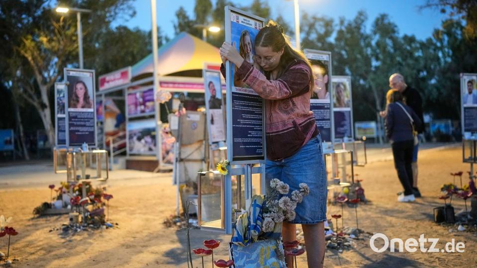 Menschen gedenken am Ort des Nova-Musikfestivals. Bild: Ohad Zwigenberg/AP/dpa