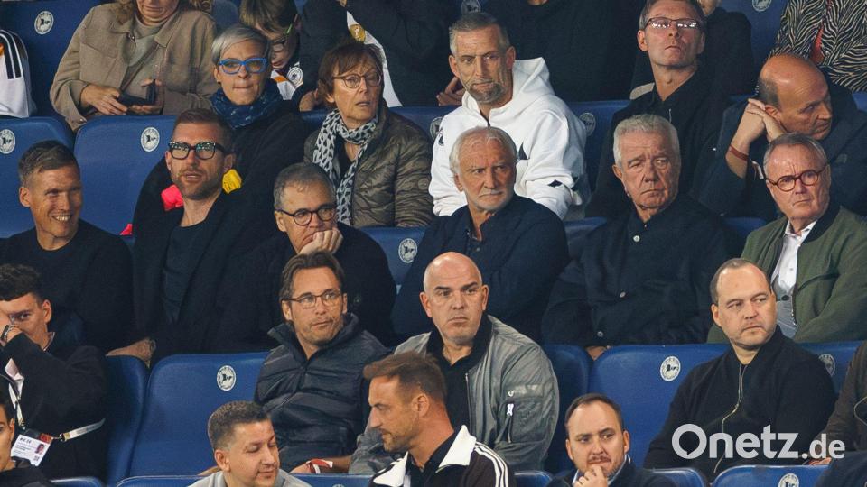 Rudi Völler (M) und weitere DFB-Führungsmitglieder schauen genau hin. Bild: Friso Gentsch/dpa