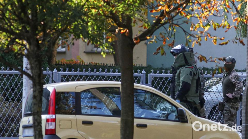 Einsatzkräfte von Polizei, Feuerwehr und Rettungsdienst rückten an. Bild: Artur Reszko/PAP/dpa