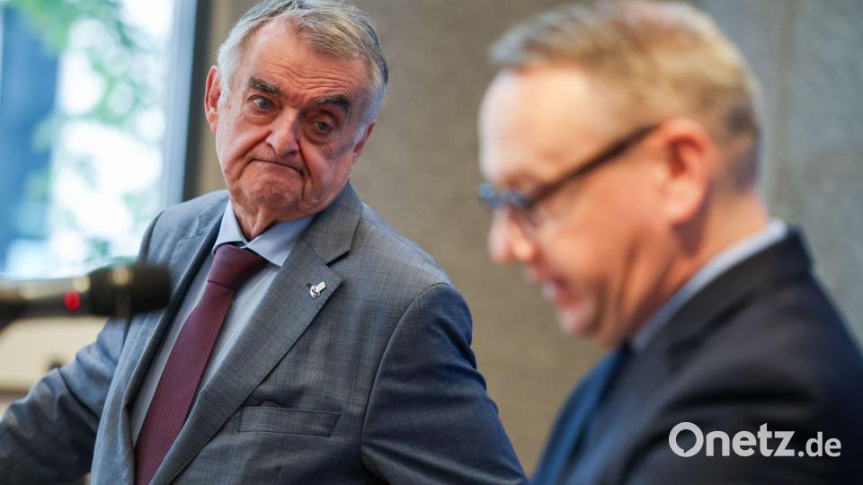 Innenminister Herbert Reul (links) rät betroffenen Unternehmen, Ransomware-Erpressungen zur Anzeige zu bringen. Bild: Christoph Reichwein/dpa