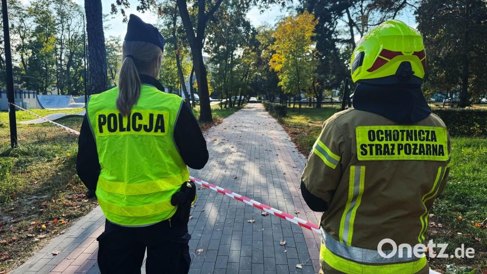 Eine Polizistin und ein freiwilliger Feuerwehrmann sind am Tatort eines Messerangriffs an einer Berufsschule. Bild: Rafal Niedzielski/AP/dpa