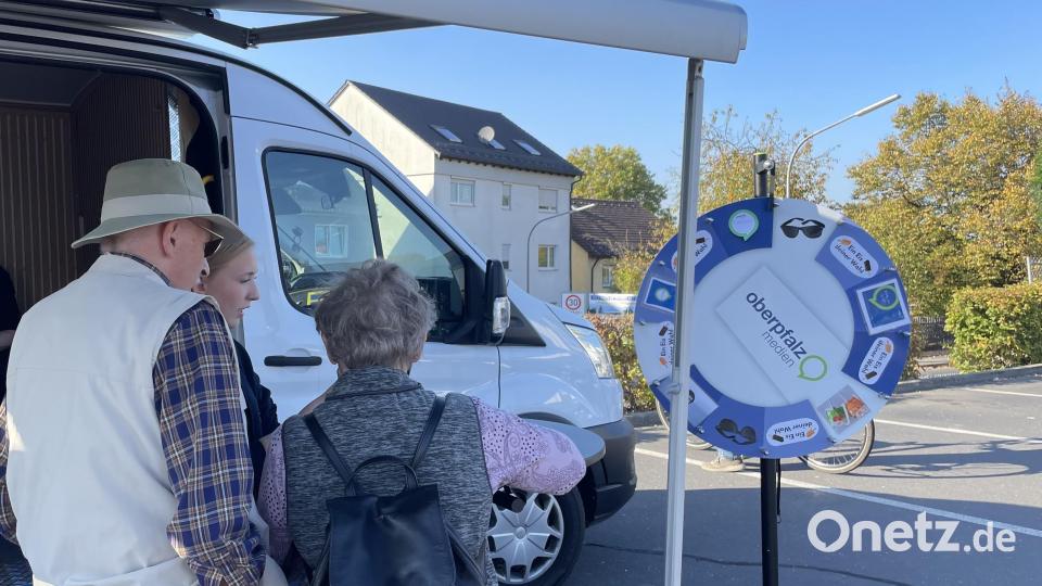Bei Redaktion on Tour haben Leserinnen und Leser auch die Möglichkeit, Fragen zu stellen und Kritik zu äußern – und an einem Glücksrad zu drehen, um kleine Preise zu gewinnen. Bild: Paulina Schmidt