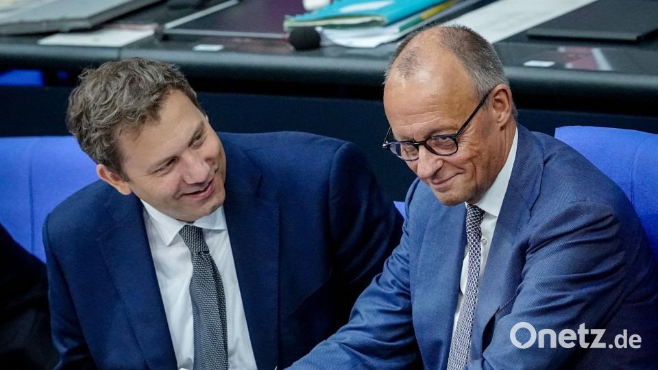 Lächeln im Bundestag - Merz und Klingbeil nehmen an Bundestagsdebatte zur Steuerpolitik teil Bild: Kay Nietfeld/dpa