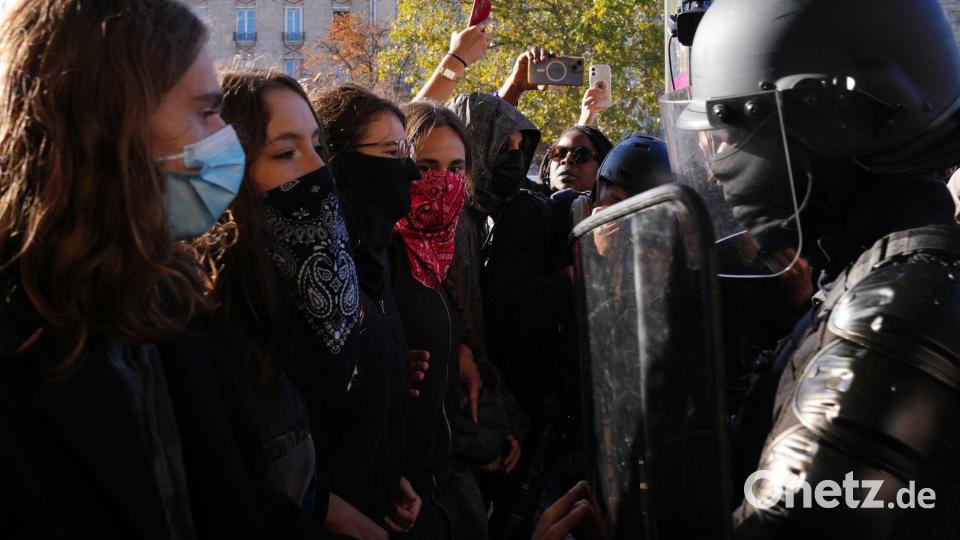 Schüler stehen der Polizei gegenüber - Schüler protestieren in Frankreich gegen Unterfinanzierung der Schulen Bild: Aurelien Morissard/AP/dpa