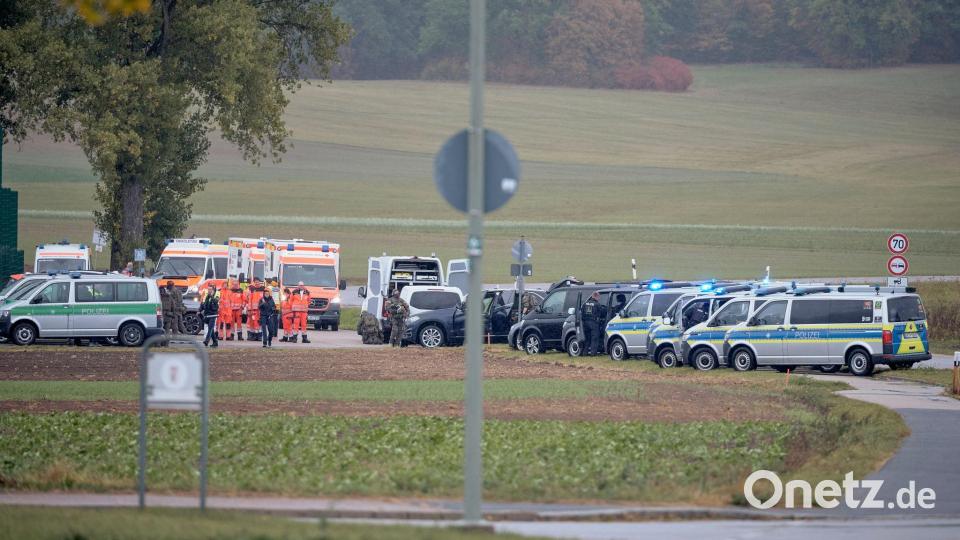 Kräfte von Polizei und Rettungsdienst sind nach schussähnlichen Geräuschen in Berngau (Landkreis Neumarkt in der Oberpfalz) im Einsatz. Bei Schüssen sind nach ersten Erkenntnissen der Polizei zwei Menschen verletzt worden. Bild: Tizian Gerbing/dpa
