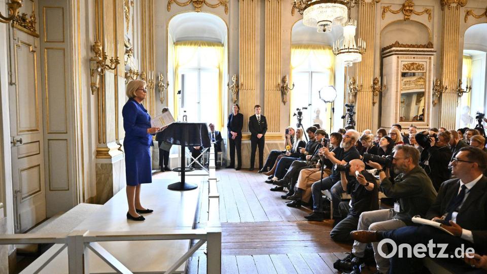 In Stockholm verkündete die Ständige Sekretärin der Schwedischen Akademie, Ingrid Carlberg, die Nobelpreisträgerin. Bild: Christine Olsson/TT News Agency/AP/dpa
