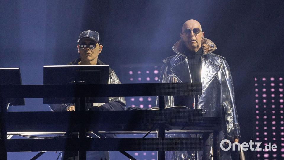 Neil Tennant (rechts) und Chris Lowe von den Pet Shop Boys bei einem Konzert 2023 in London. (Archivbild) Bild: Suzan Moore/PA Wire/dpa