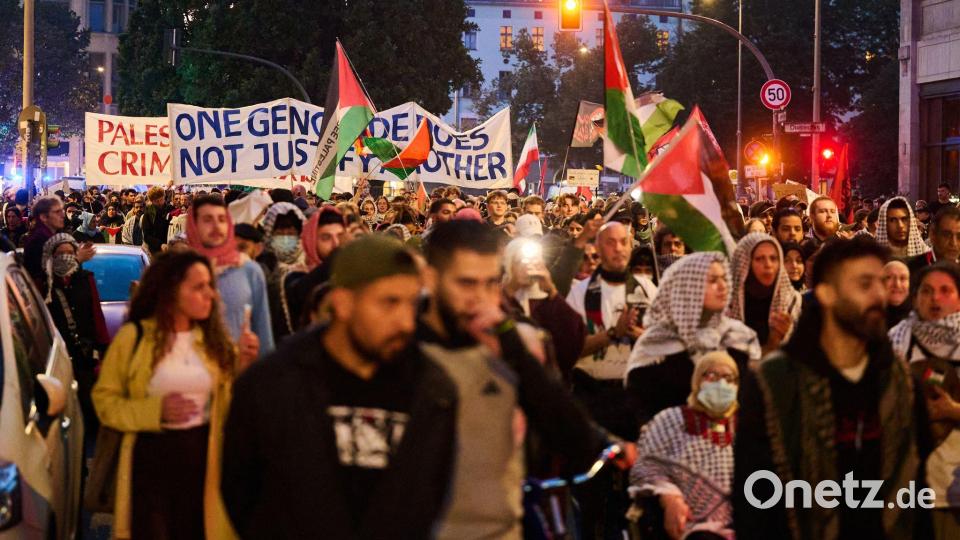 Zum Jahrestag des Terrorangriffs der Hamas nehmen Menschen an der Demonstration mit dem Motto „Until total Liberation“ teil. Bild: Annette Riedl/dpa
