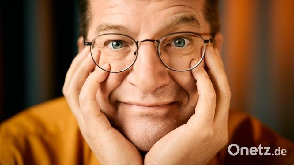 Nils Heinrich gastiert mit seinem Programm „Brückentage in Übergangsjacke“ im Schmidt-Haus in Nabburg. Bild: Marvin Ruppert