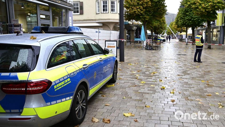 Die Polizei sperrte die Straßen rund um den Tatort weiträumig ab. Bild: Roland Sprich/dpa